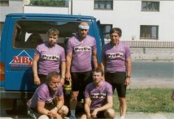 Spole�n� fotografie zakl�daj�c�ch �len� na�eho dru�stva na Han�ck� �asovce v Olomouci-Horce (�erven 1996)