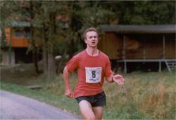 Fini�uj�c� Radek Sp��il p�i Chlap�ck�m b�hu, kter� je v�dy po��d�n na koupali�ti Vl�� d�l v Bludov� (��jen 1997)