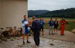 Stupn� v�t�z� p�i triatlonu na �umpersk� p�ehrad� Kr�sn� (�erven 1998)