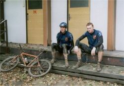�nava po dojezdu bl�tiv�ho z�vodu horsk�ch kol v Bludov� (��jen 1998)