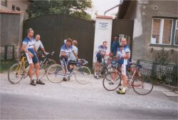 Po dojezdu t�icetikilometrov� �asovky dvojic p�ed hostincem v Kol�ov� (z��� 1999)
