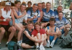 Spole�n� fotografie po z�vod� v duatlonu na �umperk�m n�m�st� (kv�ten 2000)