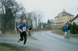 Pavel Pernica, nejstar�� �len na�eho dru�stva, na trati prvn�ho z�vodu Chlap�ck�ho b�hu (b�ezen 2001)