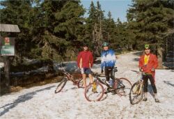 I v tomto roce byl je�t� na hor�ch p�i jarn� vyj��ce dostatek sn�hu (kv�ten 2001)