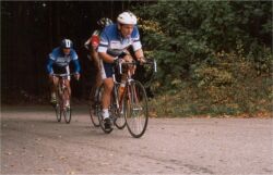 Op�t skuhrovsk� kopec, skupinku t�hne Franta Pol�ch - Moravsk� poh�r v Lan�kroun� (z��� 1999)